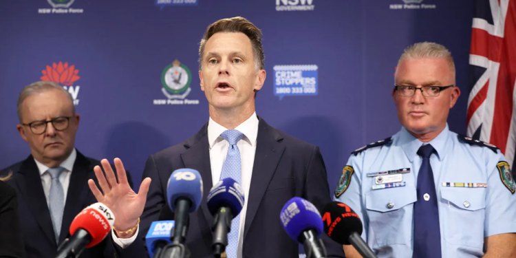 Naoružani napadači s plaže Bondi imali su bombe, zastave ISIS-a i strane veze, kaže policija