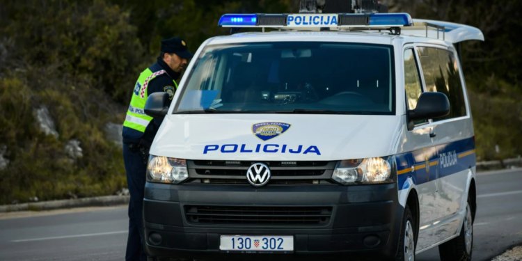 Nepropisno pretjecao, nevezan, bez vozačke dozvole i nije mu prvi put. Policija mu oduzela auto i odvezla ga u zatvor!