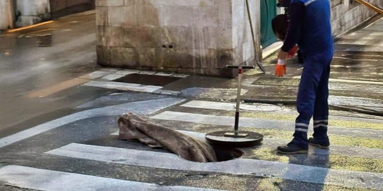 Netko je u Splitu bacio tapet u odvod