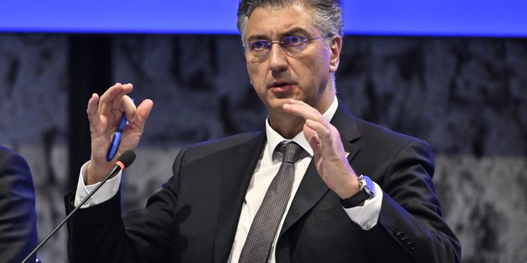 Neviđena drama u Bruxellesu, Kosor je zgrožena: ‘Tko je odlučio kako će Hrvatska glasati?’