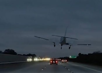 Nevjerojatan prizor na autocesti: Avion sletio na automobil, sve zabilježila kamera