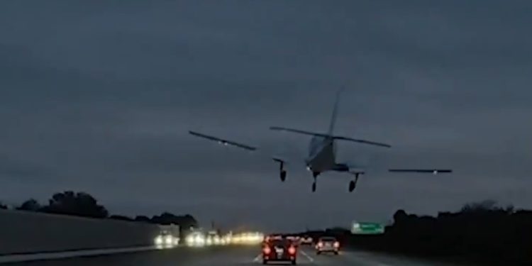 Nevjerojatan prizor na autocesti: Avion sletio na automobil, sve zabilježila kamera