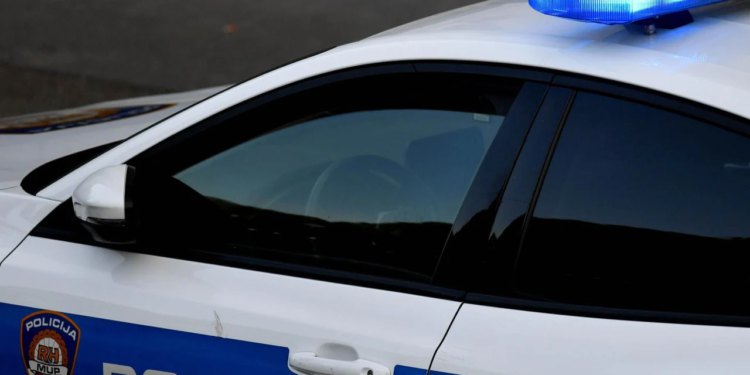 Oduzeo tuđi auto i ostavio ga u polju: 18-godišnjak prijavljen za dva slučaja