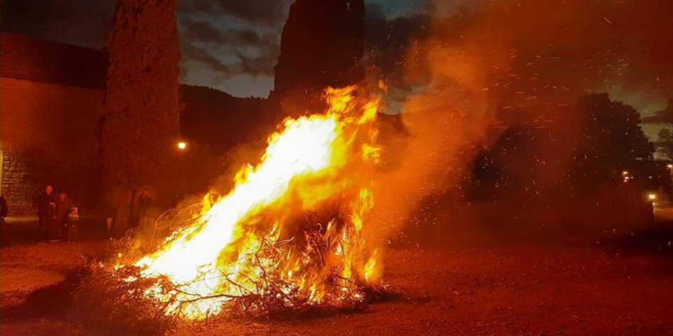 Oganj sv. Mikule: Stoljetna tradicija paljenja broda u Starom Gradu na Hvaru