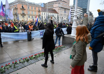 Oglasio se muškarac koji je na Trgu bana Jelačića gazio ruže: ‘To nije bila moja namjera’