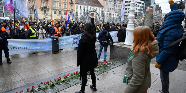 Oglasio se muškarac koji je na Trgu bana Jelačića gazio ruže: ‘To nije bila moja namjera’