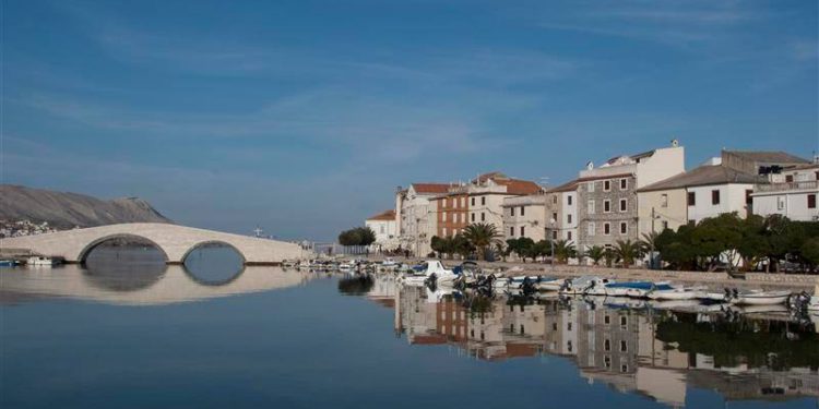 POLICIJA IH PRIVELA Muškarac od 30 godina s dva tinejdžera uništavao božićne ukrase u Pagu