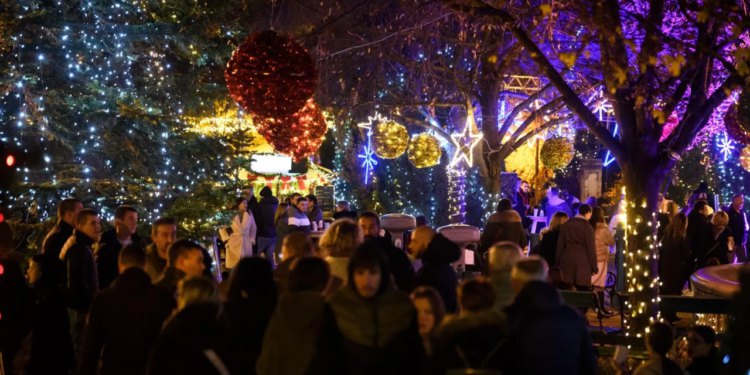 Parni valjak napunio đardin ‘do čepa’: otvorena još jedna Adventura, donosimo fotogaleriju
