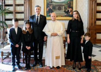 Plenković se sastao s Papom, pokazao i svoju Dubrovkinju