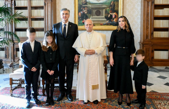 Plenković se sastao s Papom, pokazao i svoju Dubrovkinju