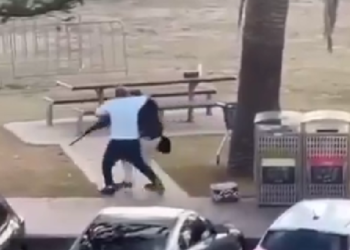 Pogledajte kako je hrabri prolaznik zaustavio napadača: Oteo mu pušku i počeo pucati na njega!