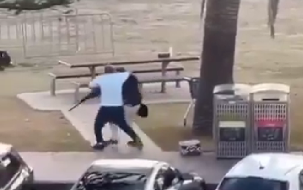 Pogledajte kako je hrabri prolaznik zaustavio napadača: Oteo mu pušku i počeo pucati na njega!