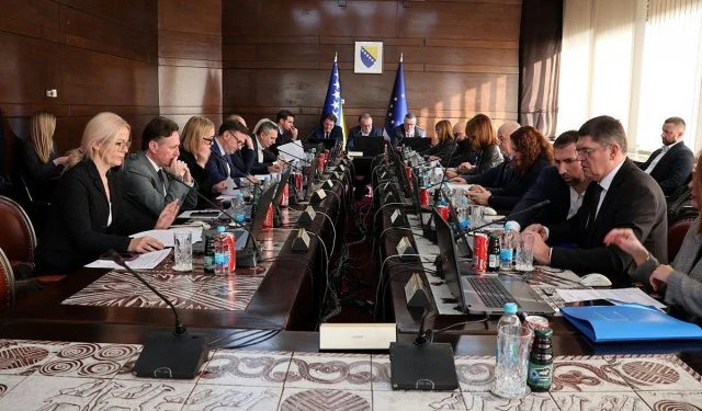 Pogledajte nove plaće dužnosnika FBiH: Lidiji Bradari raste na 5.400 KM, Nikšiću na 5.292 KM, ministrima na 4.860 KM