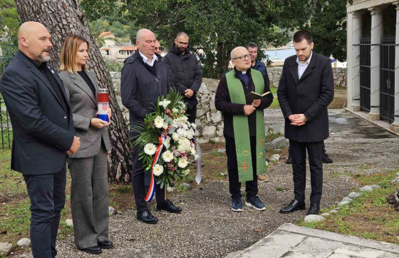 Polaganjem vijenaca na spomenicima na gradskom području odana počast poginulim braniteljima