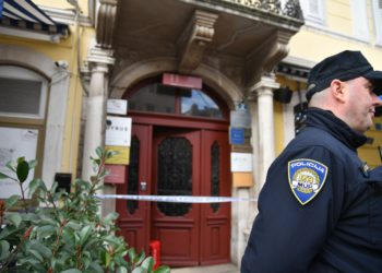 Policija po dojavi naišla na užas: U Rijeci umrla žena, u stanu pronašli muškarca s ozljedom vrata