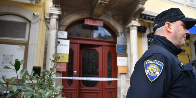 Policija po dojavi naišla na užas: U Rijeci umrla žena, u stanu pronašli muškarca s ozljedom vrata