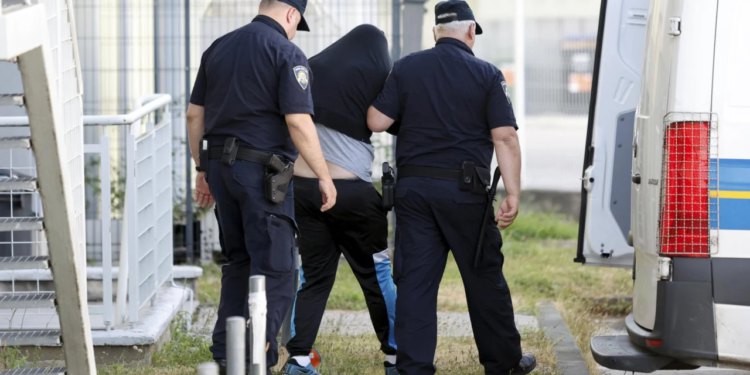 Policija privela 25-godišnjaka iz Zadra: usred noći upao u kuću člana obitelji i teško ga ozlijedio. Prijetio mu je smrću