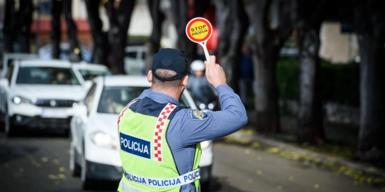 Policija u Vodicama zaustavila vozačicu (28): napuhala 2,22 promila, sud joj odredio ‘paprenu’ kaznu