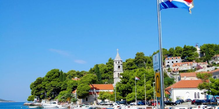 Ponedjeljak na Jadranu stabilan, većinom i razmjerno topao te pretežno sunčan