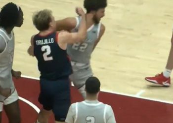 Ponižen zakucavanjem, odgovara udarcem šakom: izbija tučnjava