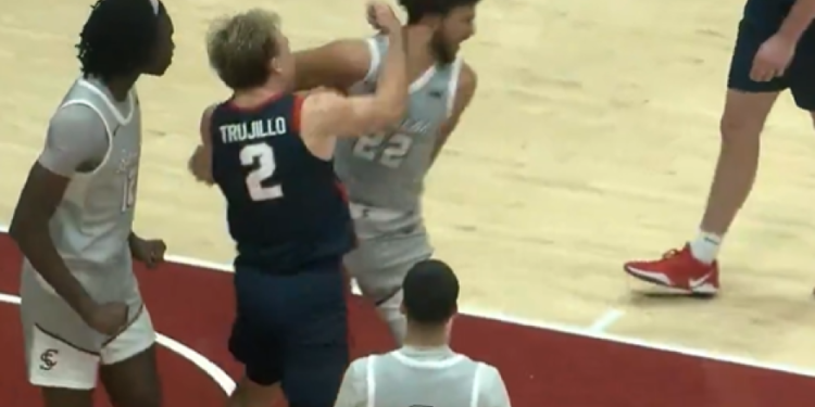 Ponižen zakucavanjem, odgovara udarcem šakom: izbija tučnjava