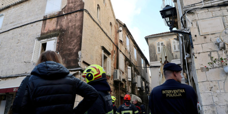 Požar u Trogiru počeo u stanu mladog para: Ozlijeđen vatrogasac