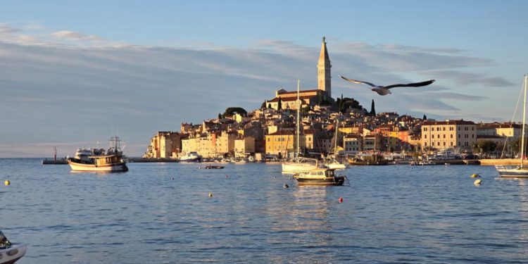 Prohladna magla na sjeveru, razmjerno toplo i vedro na jugu Jadrana