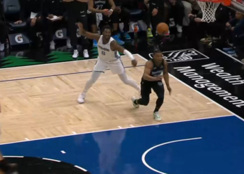 Promašuje trojku, ali ovako se ruga protivniku: to je najpametnija igra godine