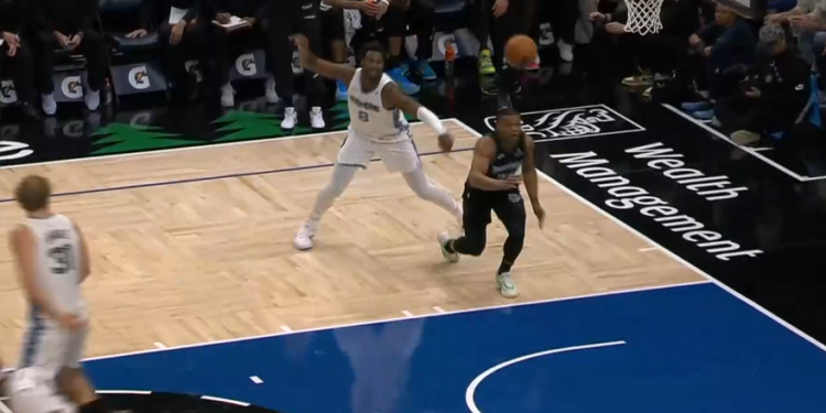 Promašuje trojku, ali ovako se ruga protivniku: to je najpametnija igra godine