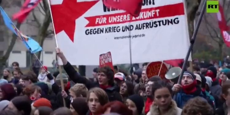 Prosvjedi predvođeni mladima zahvatili su Njemačku dok Merz namjerava oživjeti vojni rok (VIDEO) — RT World News