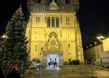Prva polnoćka u Zagrebačkoj katedrali nakon potresa, stigli Plenkovićevi ministri: ‘Iz ruševina može niknuti nada’