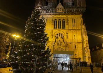 Prvi put nakon pet godina: Stotine vjernika dočekalo Božić u zagrebačkoj katedrali