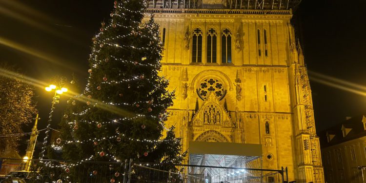 Prvi put nakon pet godina: Stotine vjernika dočekalo Božić u zagrebačkoj katedrali