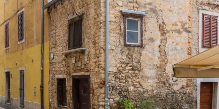“RIBARSKA” Najstarija donedavno naseljena kuća u Puli opasno je mjesto