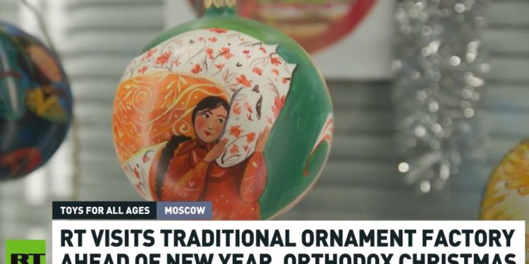 RT istražuje ruski oživljavanje sovjetskih božićnih ukrasa (VIDEO) — RT Entertainment