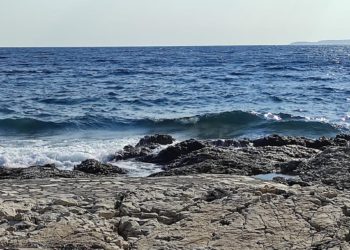 Razilaženje oblaka uz umjerenu buru i maestral