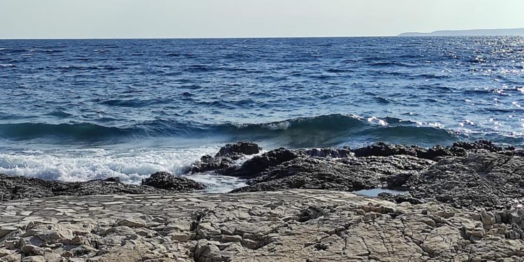 Razilaženje oblaka uz umjerenu buru i maestral