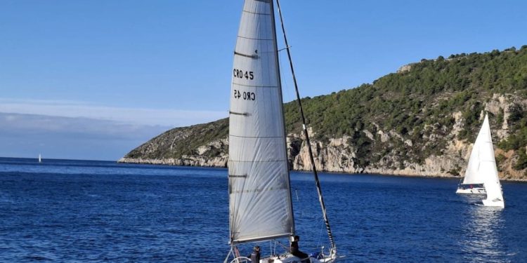 Regata Sveti Nikola za samce i dvojce u Komiži