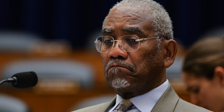 Rep. Gregory Meeks, senatorka Elizabeth Warren izazivaju izvoz H200 čipova