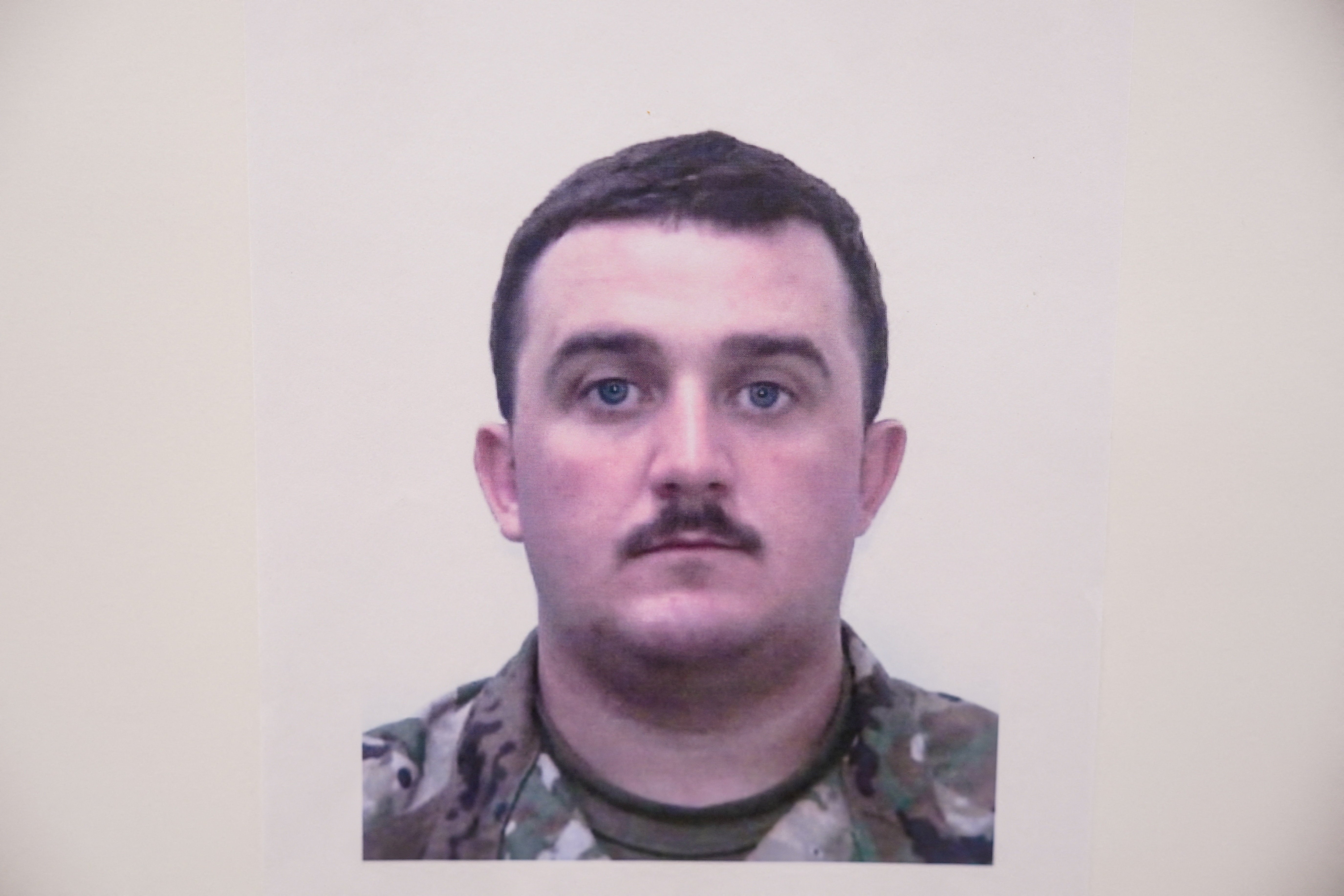 Stožerni narednik zrakoplovstva Andrew Wolfe, 24, koji je upucan i teško ranjen prošli tjedan tijekom napada na trupe Nacionalne garde u Washingtonu, DC, priznao je liječnicima da čuje i da mrda nožnim prstima, rekli su dužnosnici