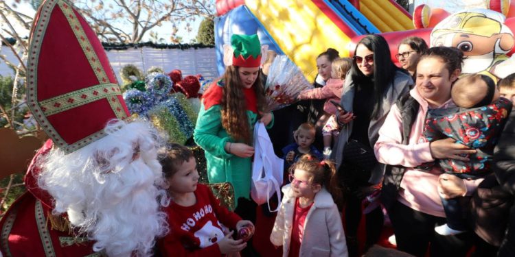 SVETI NIKOLA U VIRU Prepuno Božićno selo ugostilo sveca i njegove vilenjake