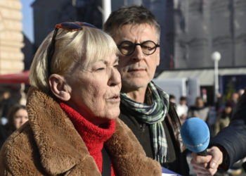 Sarnavka predala potpise za uklanjanje molitelja: Na trgu čitala evanđelje po Mateju