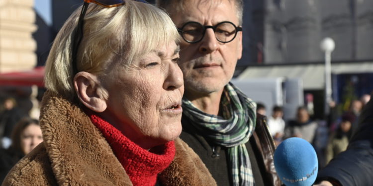 Sarnavka predala potpise za uklanjanje molitelja: Na trgu čitala evanđelje po Mateju