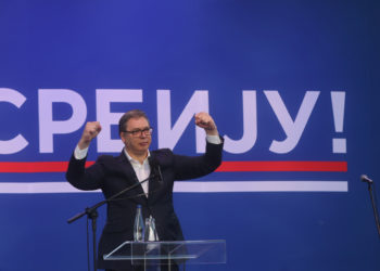 Selo gori, a baba se češlja: Srbija pred kolapsom, Vučić obećava med i mlijeko