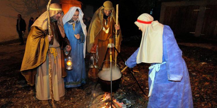 Šire se strašne slike jaslica postavljenih u srcu Europe: A pogledajte što su napravili djetetu Isusu