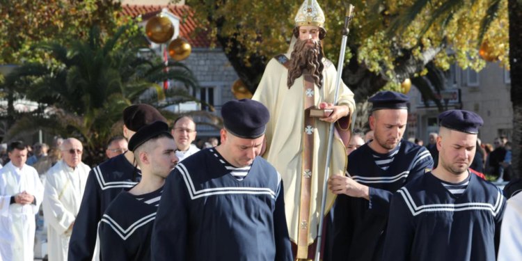 Slobodna Dalmacija – Baškovođani svečano proslavili blagdan svog zaštitnika Svetog Nikole: nastavljena je tradicija kojom mu se odaje počast