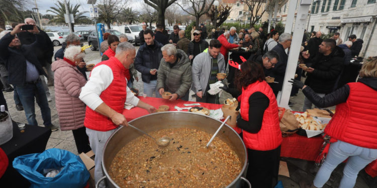 Slobodna Dalmacija – Blagdanska marenda u Makarskoj uz orzot s plodovima mora i friganu ribu: ‘Kad bi barem svaki dan bio Badnjak!’