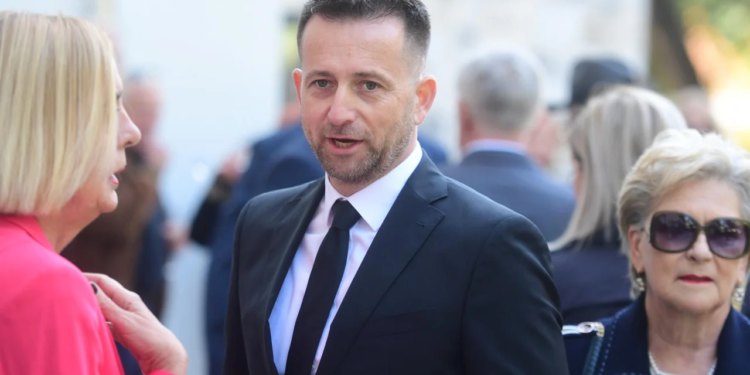 Slobodna Dalmacija – Dok se Šuta ‘trese’, susjedi glatko usvojili proračun! Kopaju na sve strane; projekti su milijunski… Jedno im fali