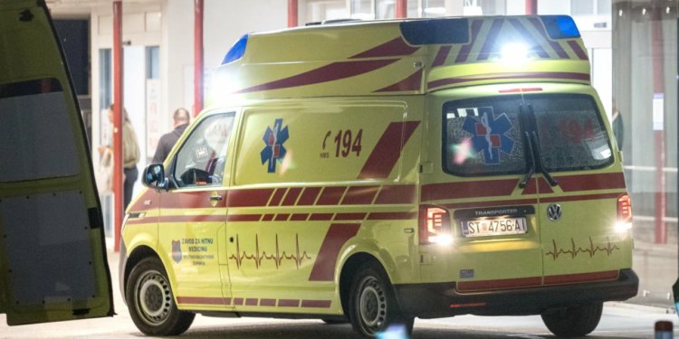 Slobodna Dalmacija – Doznajemo: splitski policajac životno ugrožen; ima teške ozljede organskih sustava. Traje borba u bolnici…