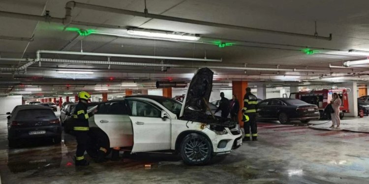 Slobodna Dalmacija – FOTO Evakuiran trgovački centar u Zadru: zapalio se automobil, dim se proširio cijelim objektom